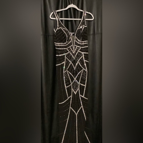 Tony Bowls Black Formal Jeweled Gown Size 8 - Picture 10 of 10